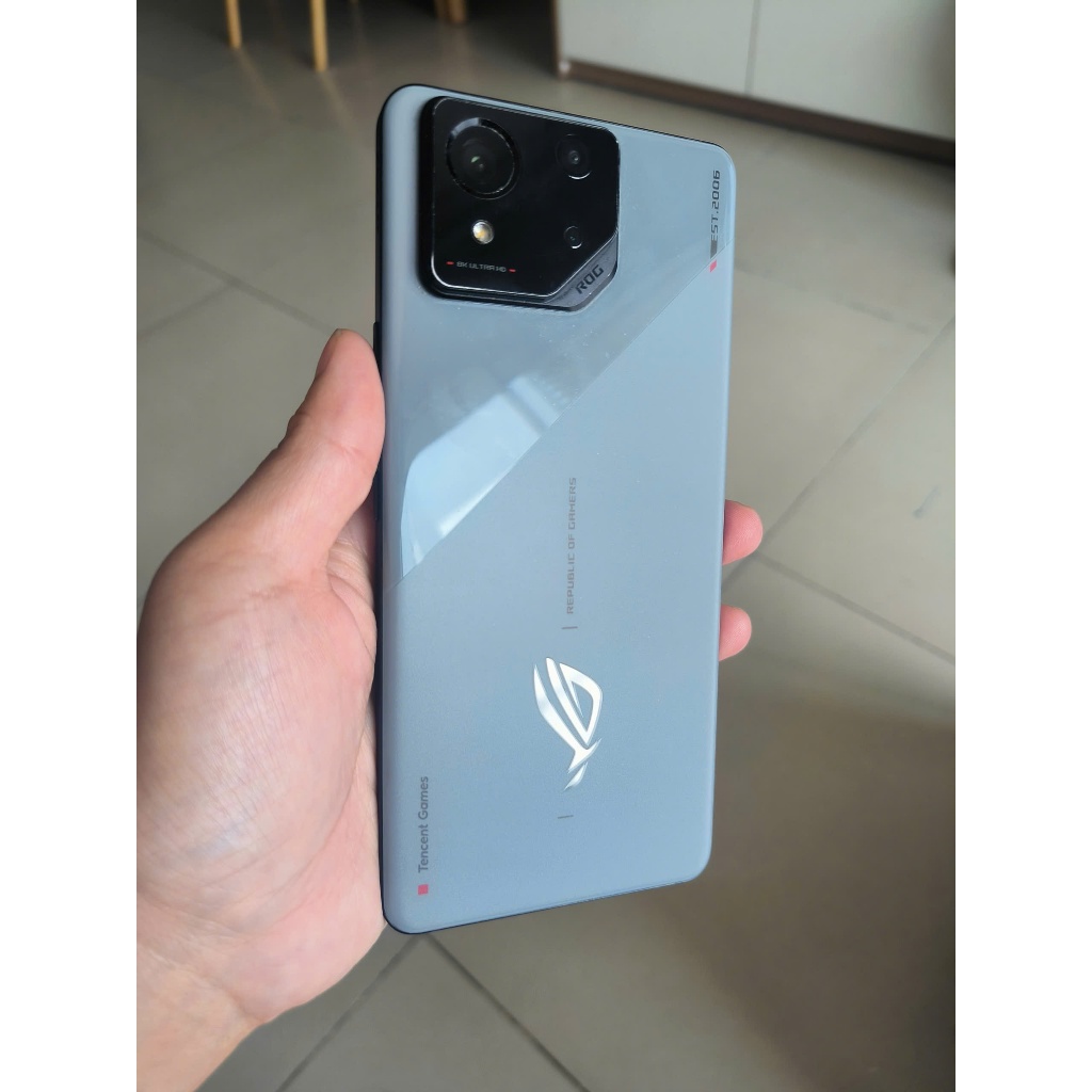 Asus ROG Phone 8 - Snapdragon 8 Gen 3, tần số quét 165Hz