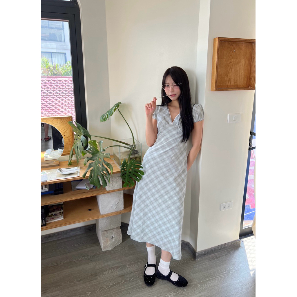 𝐊𝐚𝐭𝐚𝐫𝐢𝐧𝐚 𝐃𝐫𝐞𝐬𝐬 - Đầm caro nữ cổ V dáng dài nhien.official NDL00007