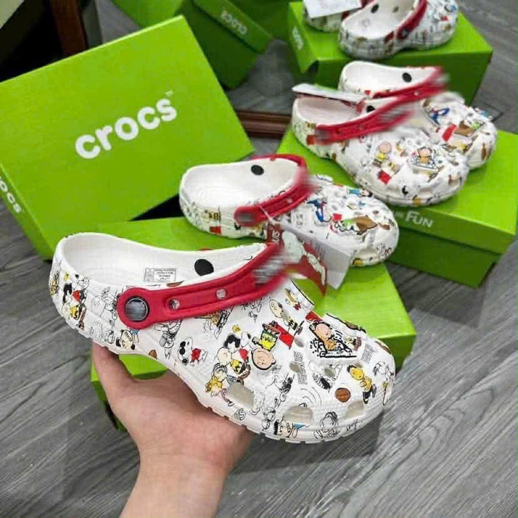 Crocs Unisex-Adult Classic Peanuts Snoopy Clog