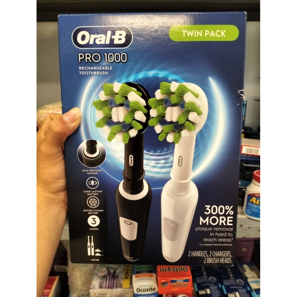 Bàn chải đánh răng điện Oral-B Pro 1000 CrossAction, màu đen và trắng, 2 chiếc