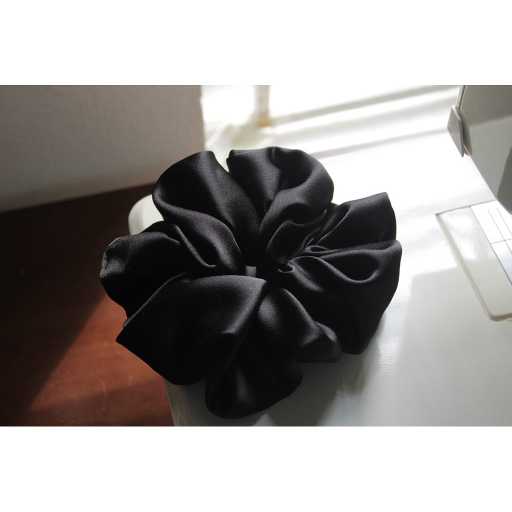 scrunchies lụa satin màu đen size to bồng