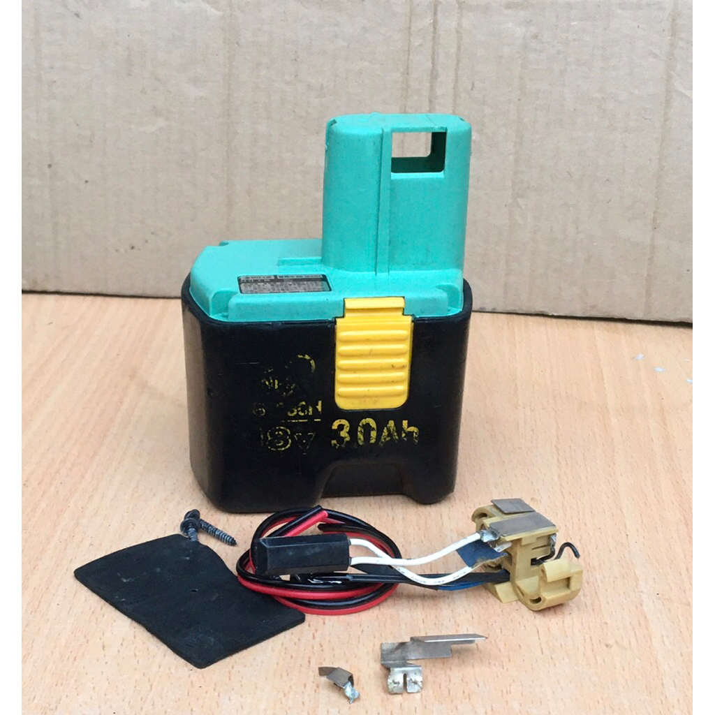 Vỏ Pin Hitachi 18V -3A. Tặng kèm giắc và dây điện.Vỏ Pin Hitachi trọt . Vỏ Pin Hitachi 18V hàng bãi 