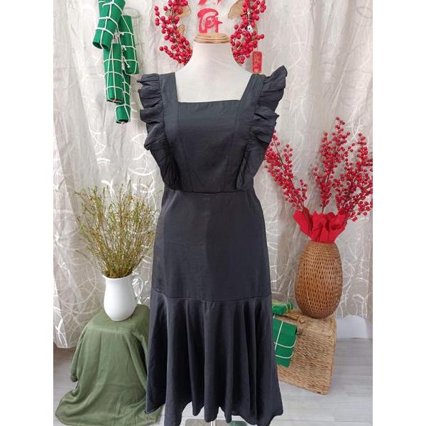 CLASSIC FASHION thanh lý - Đầm đen cổ vuông phối bèo vai bymo - SIZE L