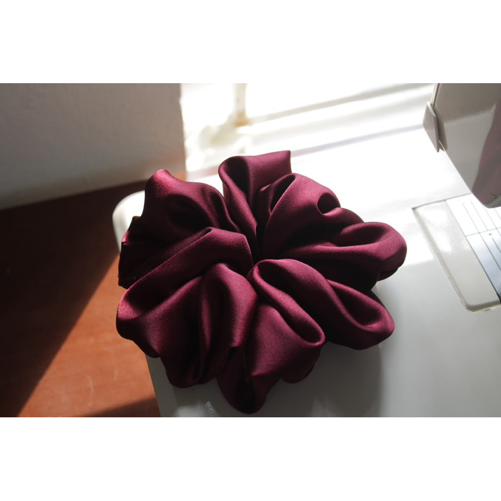 scrunchies lụa satin size to bồng màu đỏ đậm