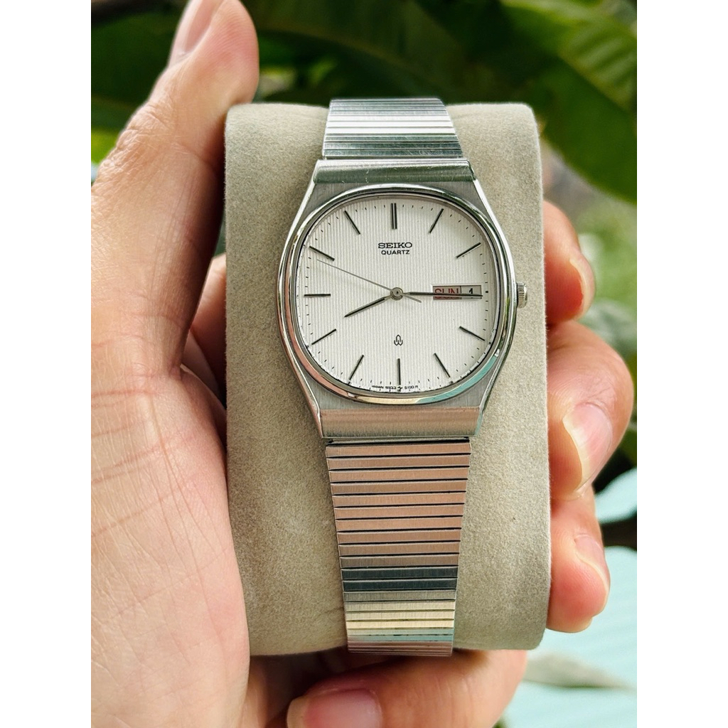 Đồng hồ Tank Seiko quartz 5933 dial cát trắng, mặt sớ dọc nổi độ mới cao