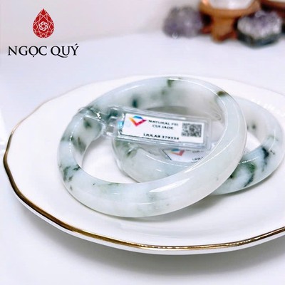 Vòng cẩm thạch A - Vòng phỉ thúy type A vòng bạch ngọc hoa bay chất nếp keo ni 55-56 mm ( Kèm kđ type A) - Ngọc Quý