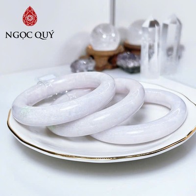 Vòng cẩm thạch A - Vòng phỉ thúy type A bản tròn bạch ngọc điểm bông dầu dầu xanh ni 50-52 mm Kèm kđ type A) - Ngọc Quý