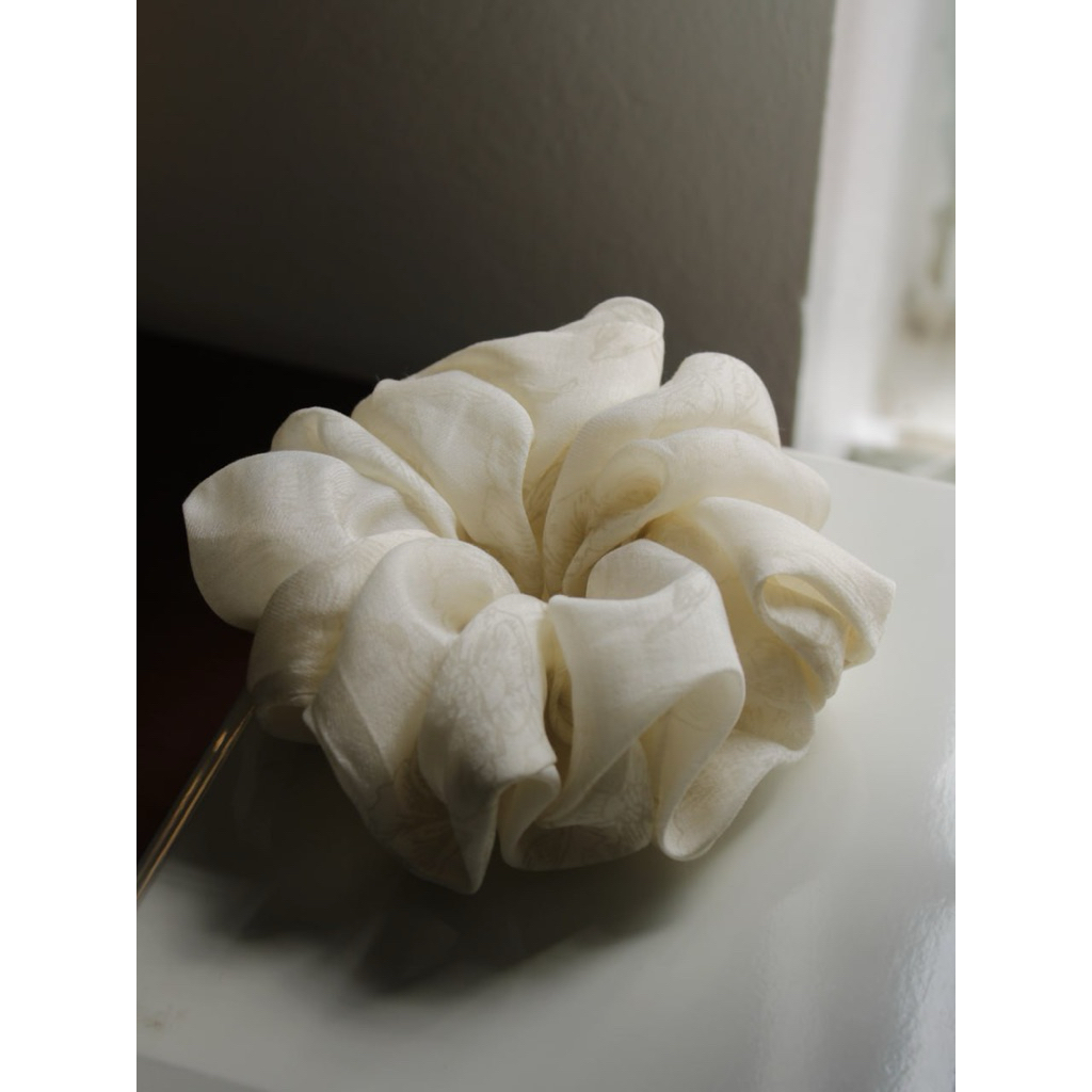 scrunchies tơ size to bồng màu kem