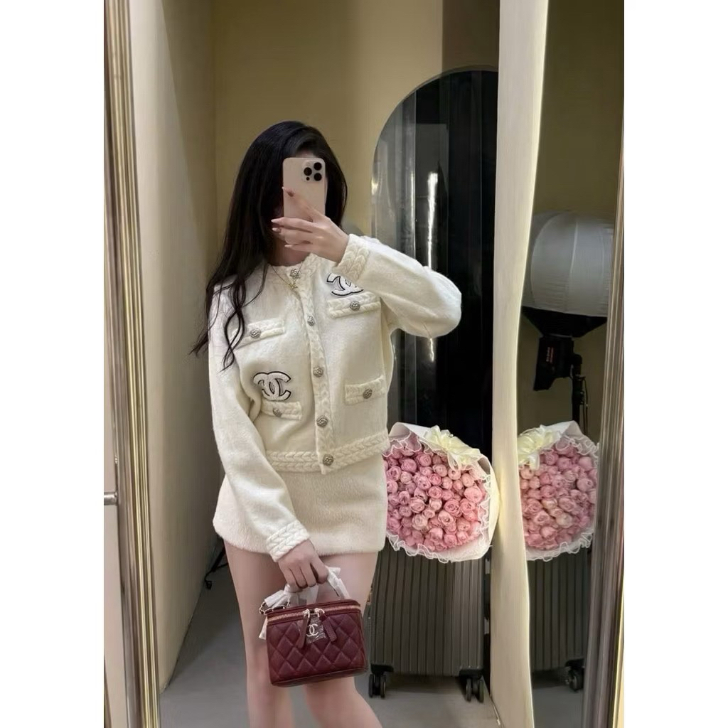 Áo khoác tweed nữ phong cách Chanel cao cấp – Dáng lửng cổ tròn, khuy kim loại, thêu logo sang trọng