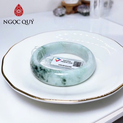 Vòng cẩm thạch A - Vòng phỉ thúy type A bản hẹ xanh hoa bay chất nếp mịn ni 51-52 mm( Kèm kđ type A) - Ngọc Quý