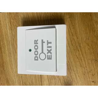 Nút nhấn mở cửa door exit