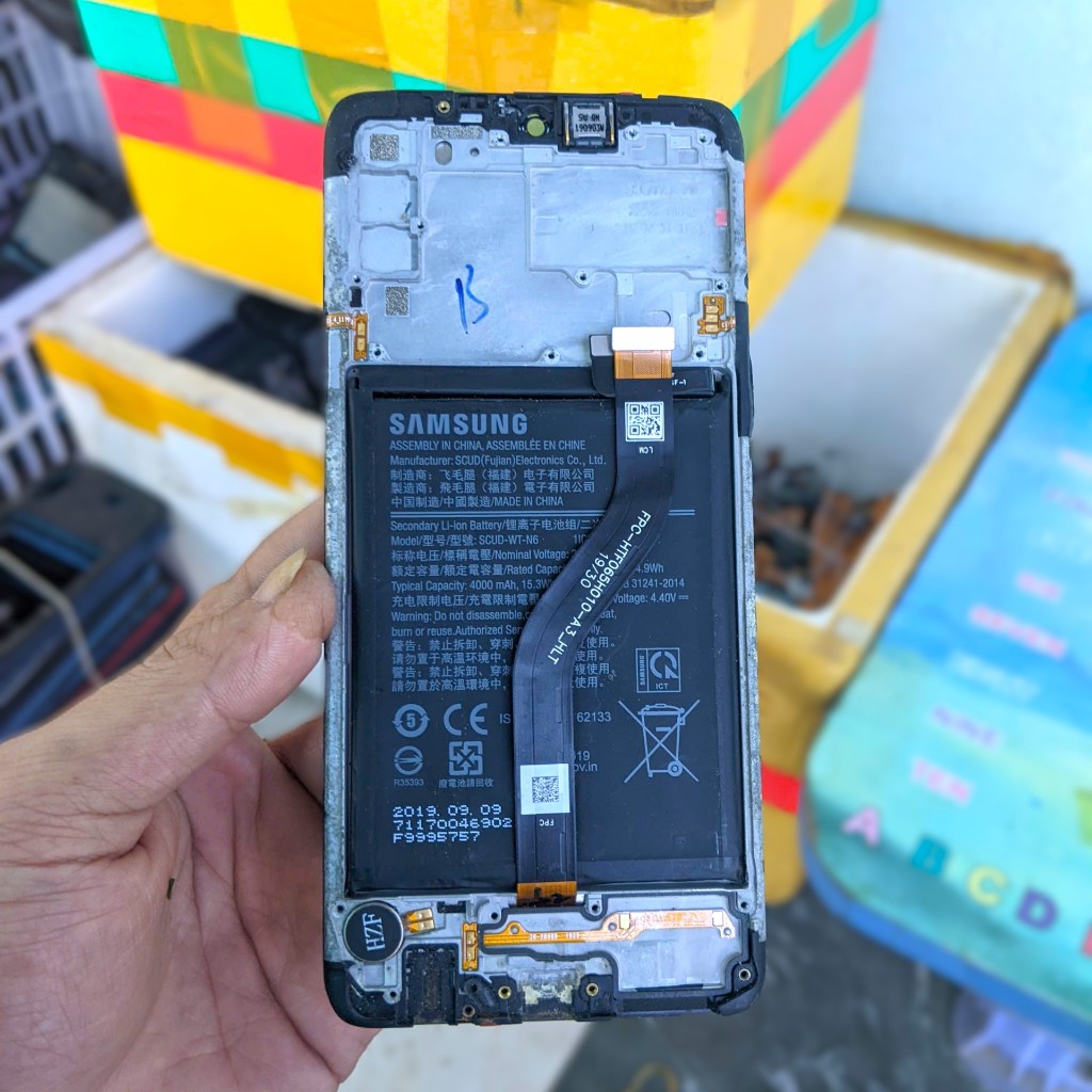 Khung sườn kèm Pin Samsung A20s (A207F) zin cũ tháo máy (Pin SCUD-WT-N6) - Xác Samsung A20s lấy linh
