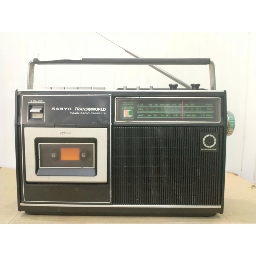 Radio cassette Sanyo MR-4160 đồ cũ nghe hay ok 100% ( Điện 110V )