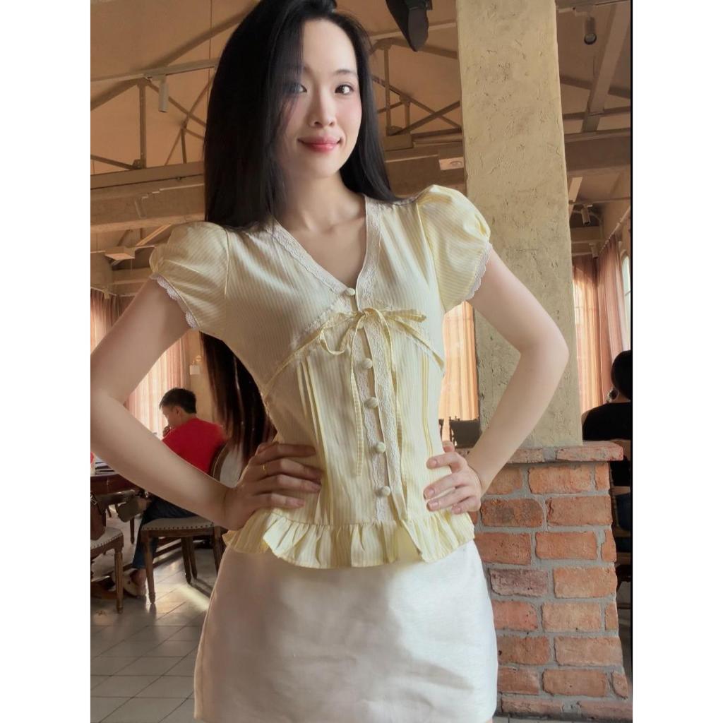 Áo kiểu hottrend nữ cổ V phối ren nút bọc trẻ trung LAMO - B1445 | BigBuy360 - bigbuy360.vn