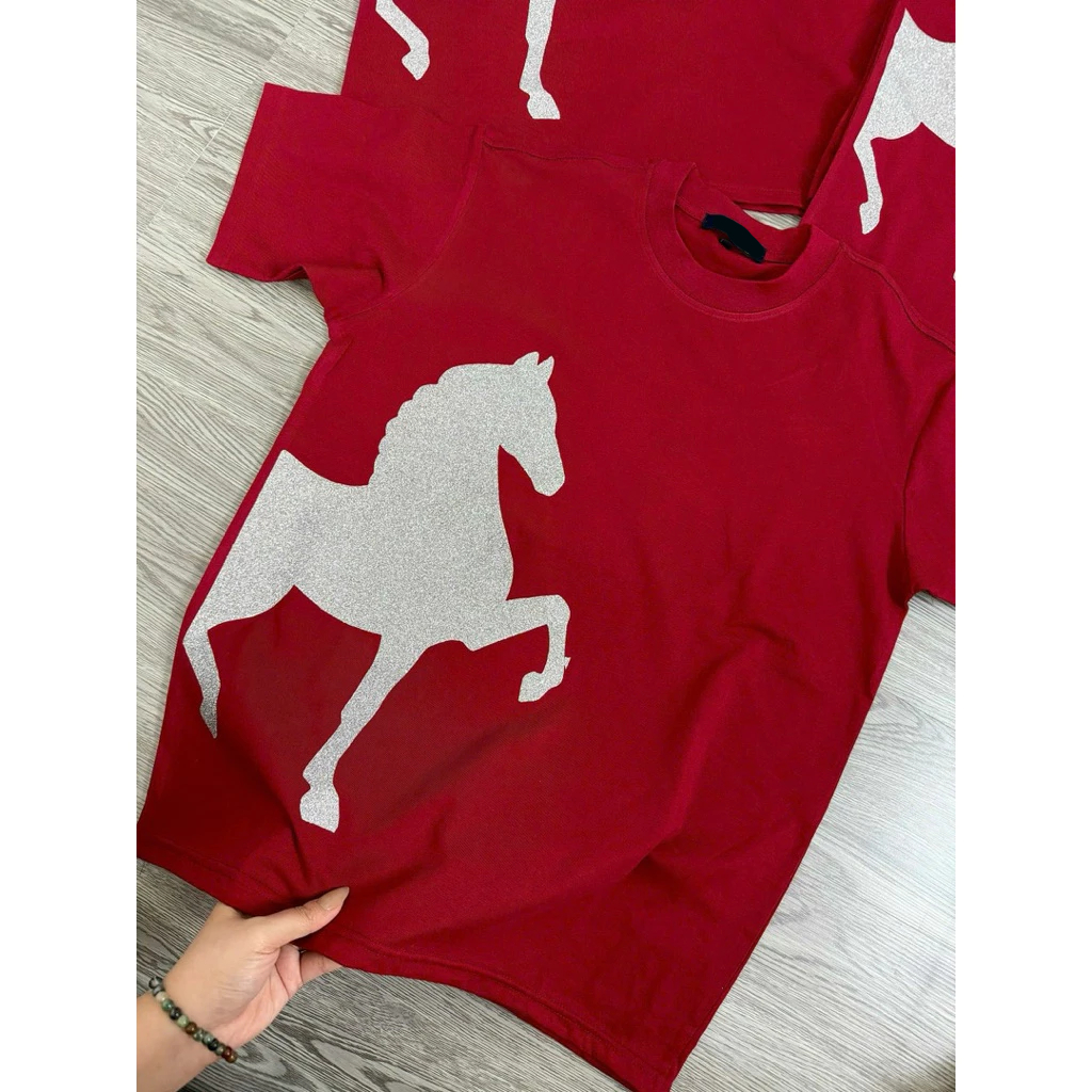 [Ảnh Thật] Áo Thun Ngựa In Kim Tuyến Nam Nữ  Unisex Chất Vải Cao Cấp Mềm Mịn Thoáng Mát Full Tag Mác 2026 | BigBuy360 - bigbuy360.vn