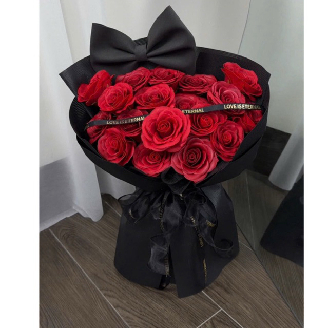 Bó hoa sáp đỏ ecudor mix nơ đen _ quà tặng