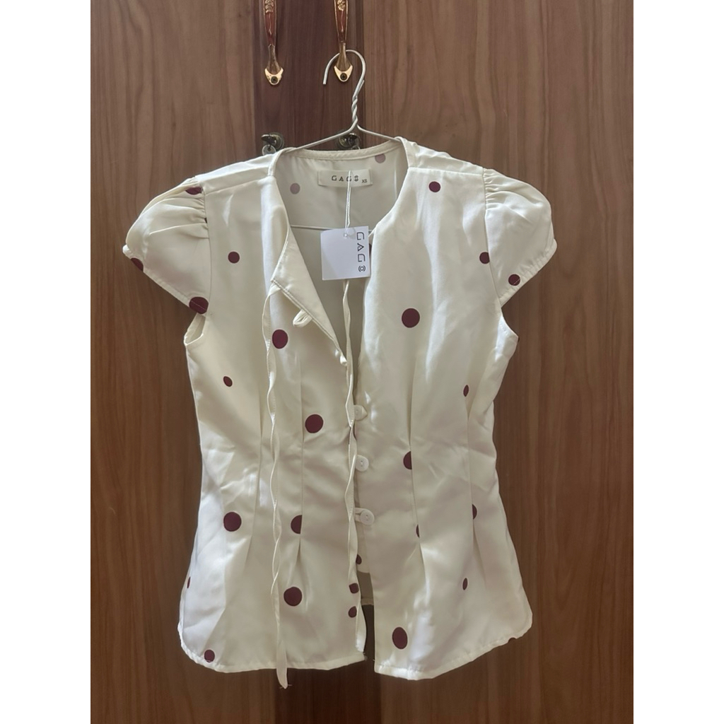 pass áo size xs siêu mới new mk mặc chật. Giá cũ: 320k