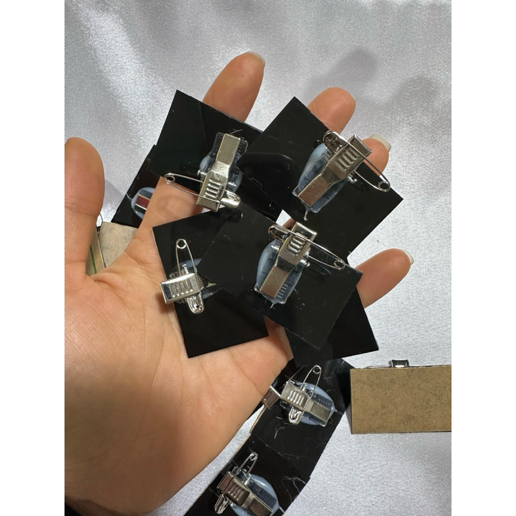 2 chiếc Băng tang đen cài áo mika 2 mặt cỡ to bóng