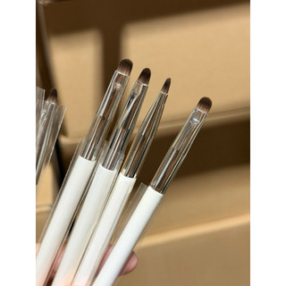 Cọ C19 kẻ viền môi, nhấn sáng bọng mắt, nhấn nhũ đầu mắt, hạ góc mắt, vẽ liner phấn bầu v.vvv
