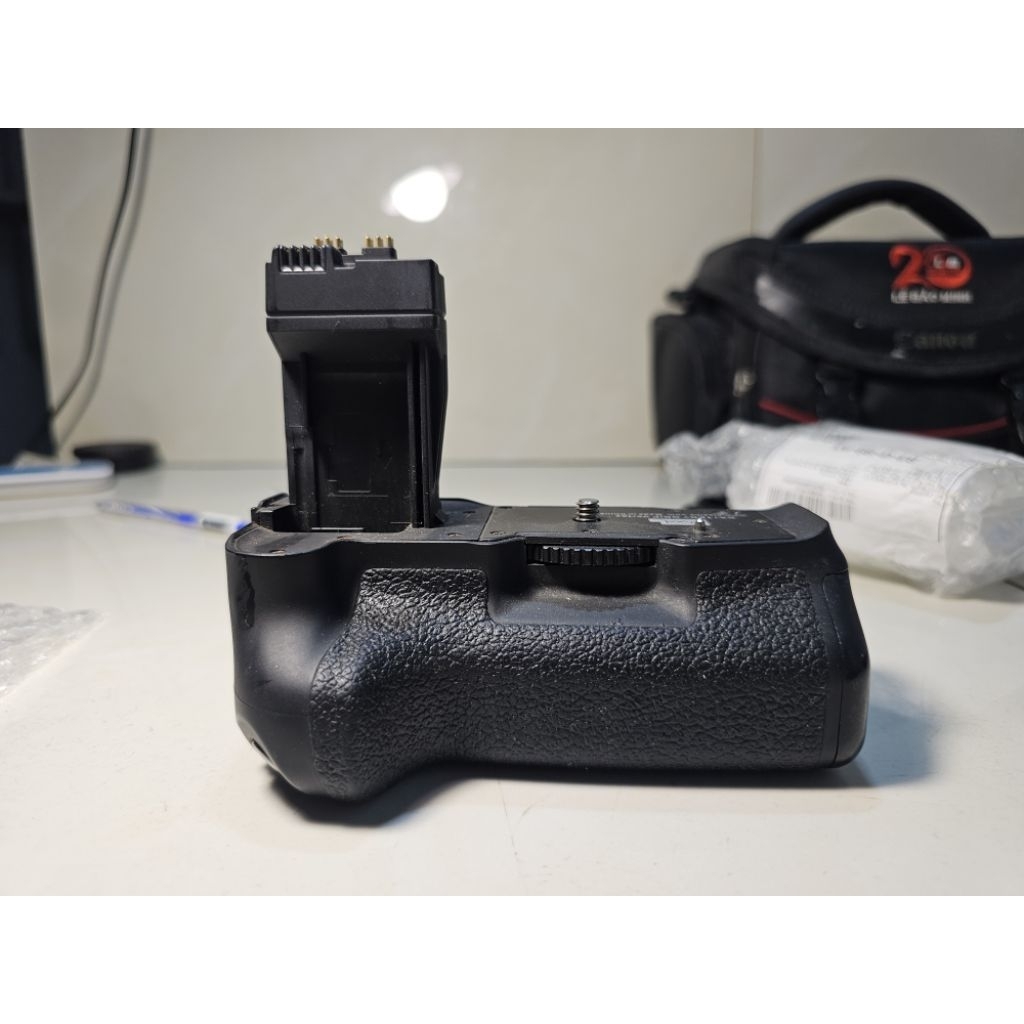 Grip Máy ảnh Canon 700d-600d-550d [Pin LP E8]