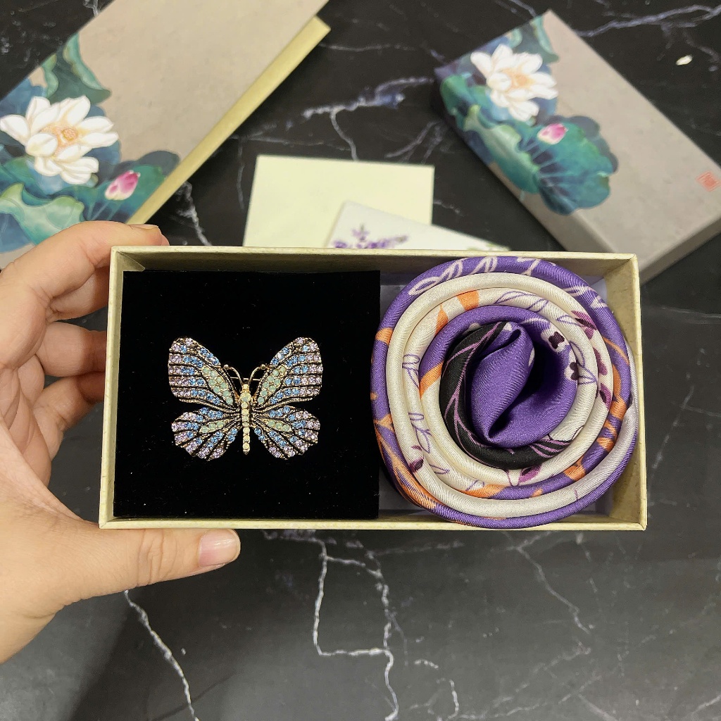 SET QUÀ KHĂN LỤA + CÀI ÁO SIÊU XINH TẶNG BÀ/MẸ/NGƯỜI YÊU/BẠN BÈ CÁC NGÀY LỄ TẾT SINH NHẬT... V3 - 17