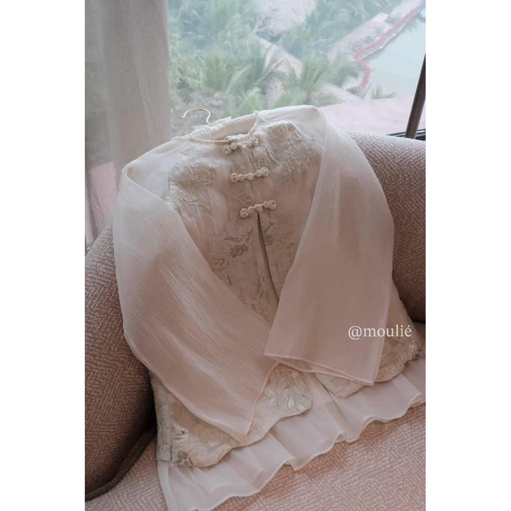 MOULIÉ | 𝐀́𝐨 𝐍𝐡𝐚̃ Áo gấm phối tơ cổ tròn đính cúc