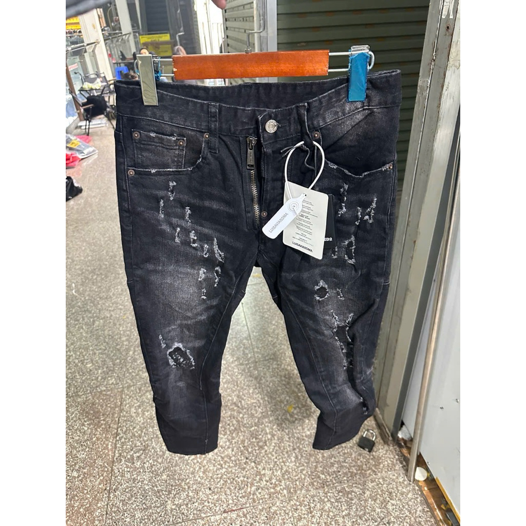 Quần Jean Nam Auth 1:1 Mã D2-03 Dáng Tidy Biker Wash Rách Vảy Sơn Logo Kim Loại Ống Côn Dsq2