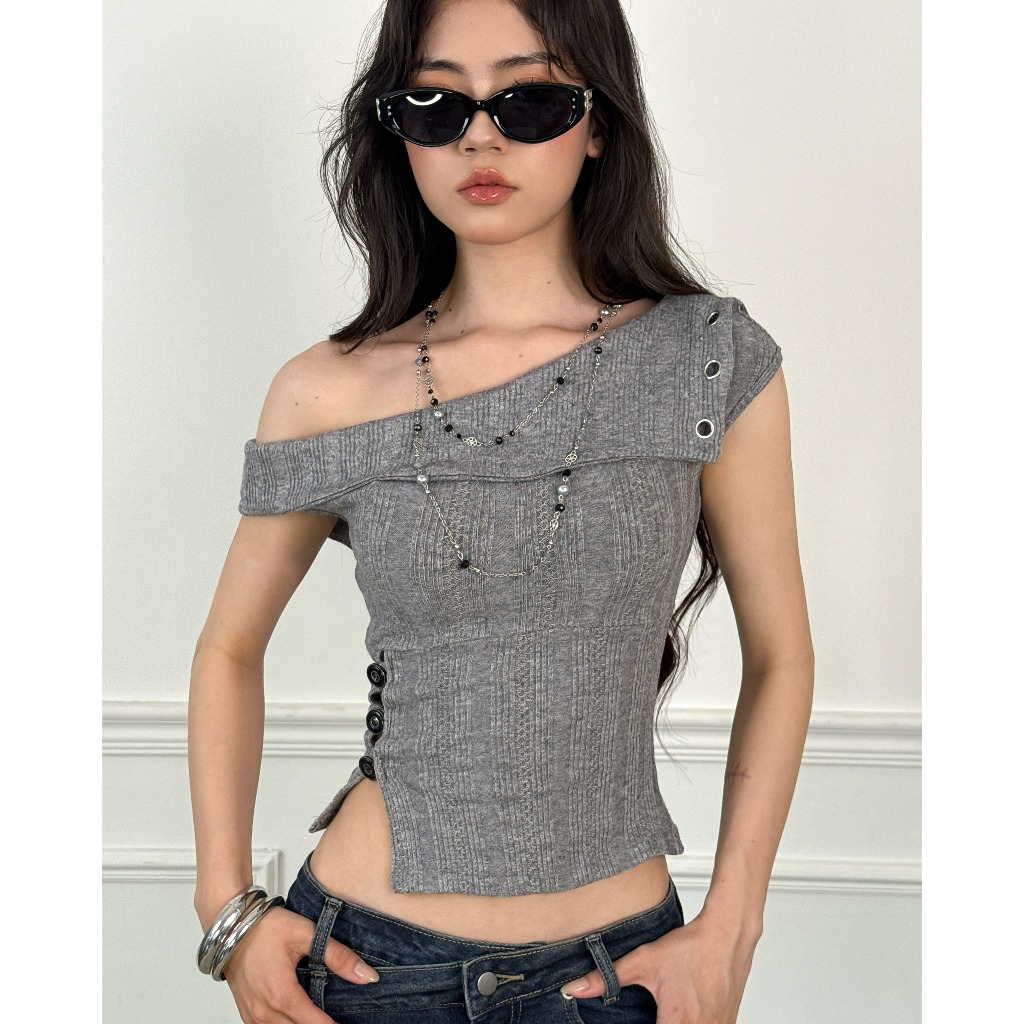 Áo thun lệch vai form ôm phối khoen Minji Top Aiai Official
