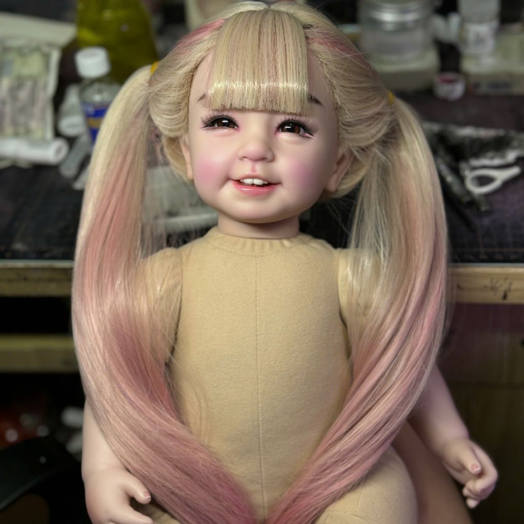 Doll 22in thân bông mắt tít đã trang điểm làm tóc theo mẫu.( tặng đồ ngẫu nhiên)