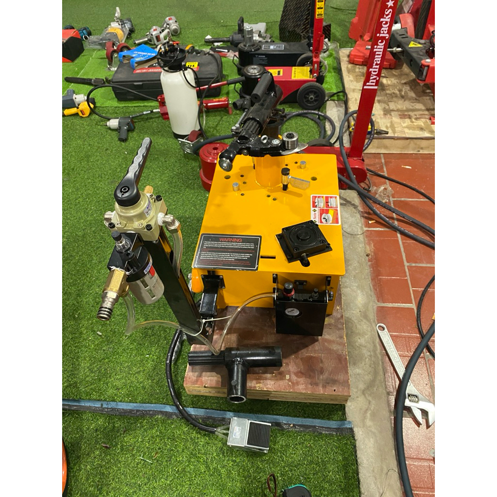 máy ra vỏ không săm ,máy ra vào lốp không săm xe tải