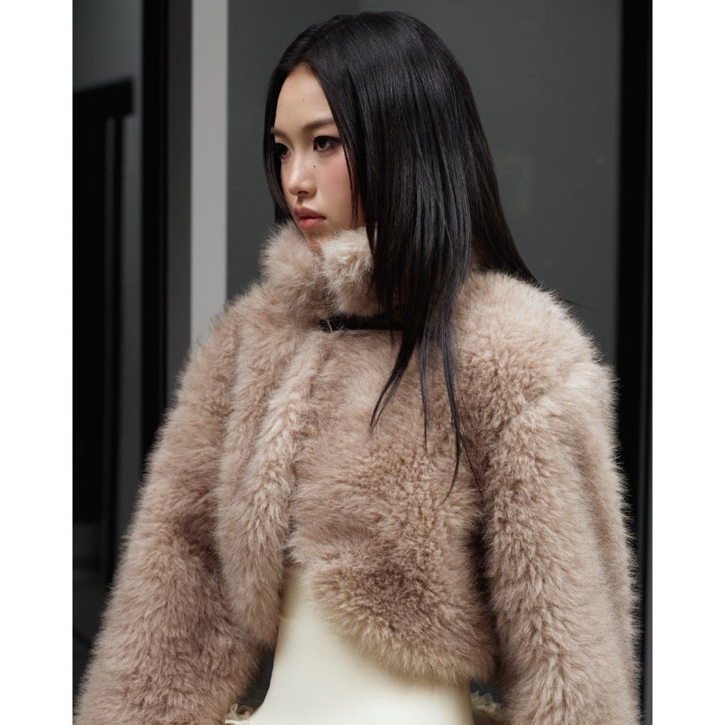 61COMFY SNOWY OUTERWEAR - Áo khoác lông form crop