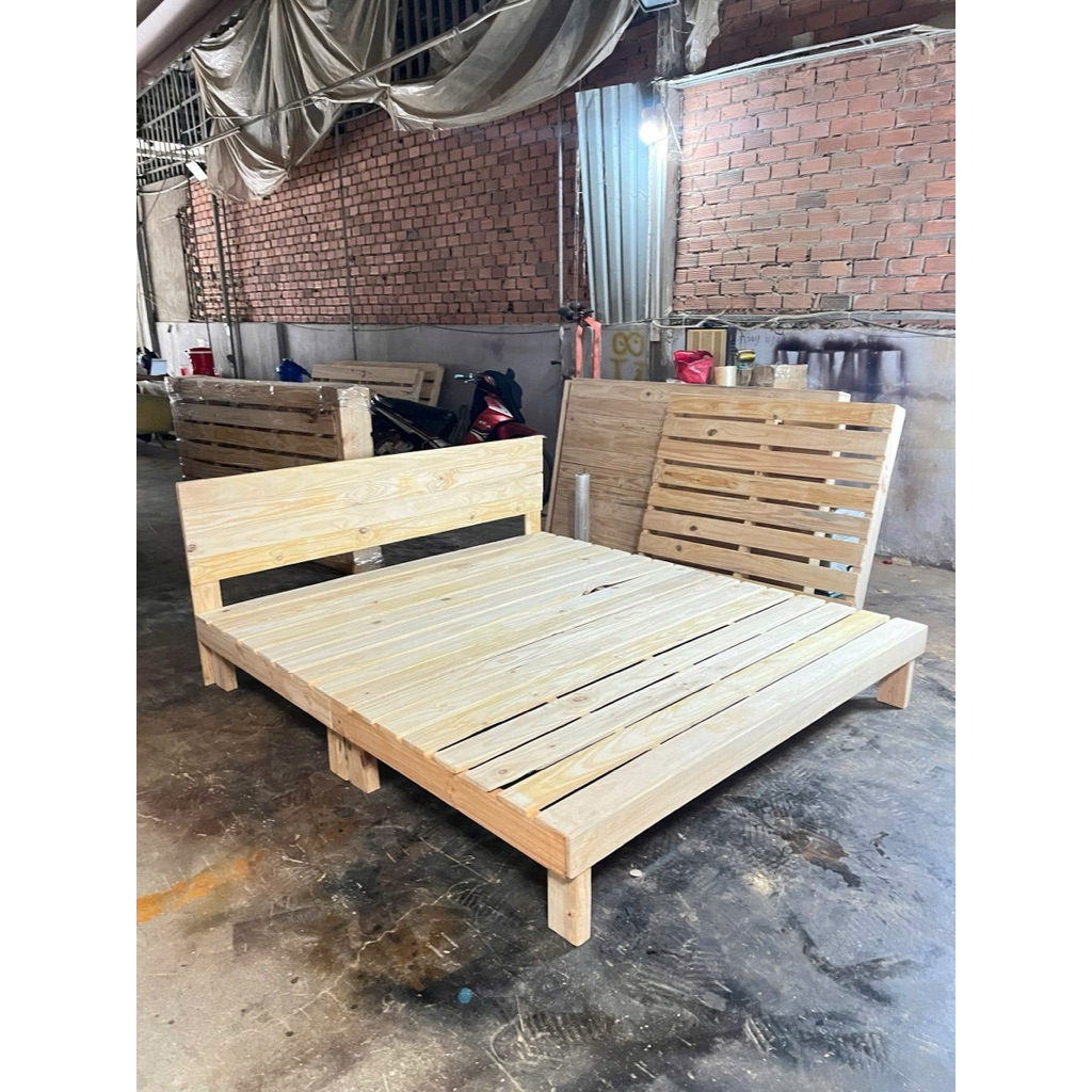giường palet gỗ thông chân cao 20cm. Có đầu giường