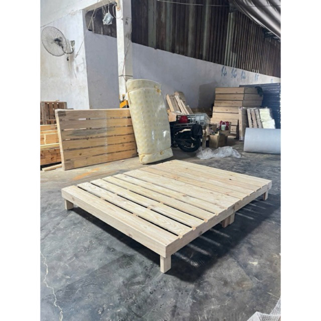 giường Palet gỗ thông chân trụ cao 20cm