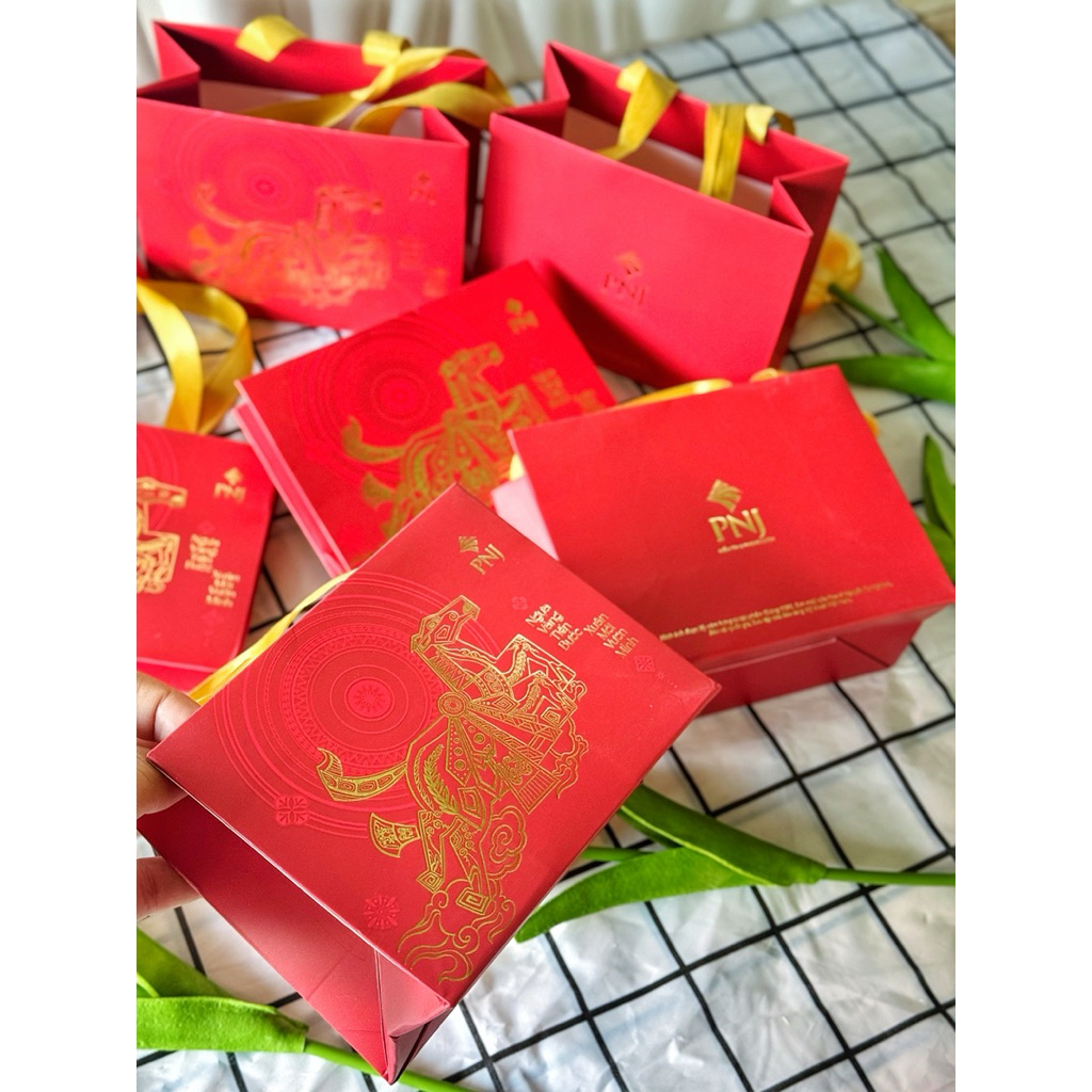 Túi giấy đỏ PNJ 2026 - Ngựa Vàng Tiến Bước