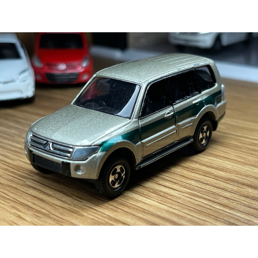 Mô hình xe Tomica No.85 Mitsubishi Pajero 1/65 (Trầy ít, Không hộp)