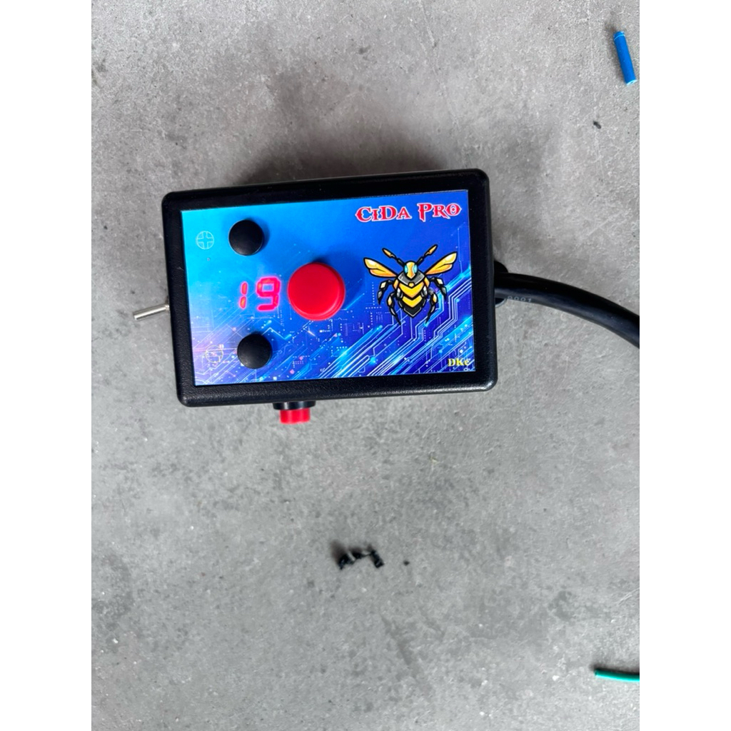 nhại cicada không trễ nhịp có thể đánh tay