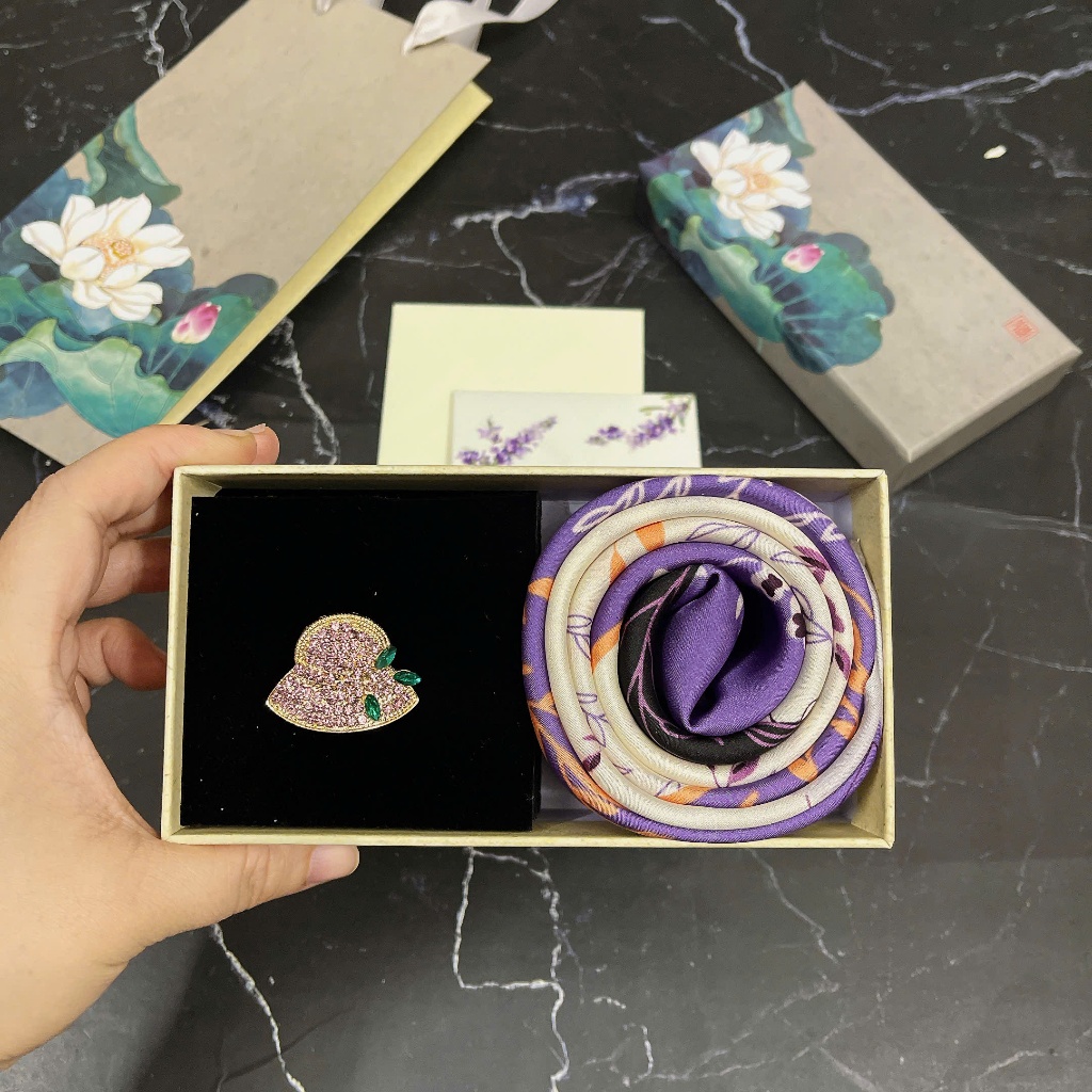 SET QUÀ KHĂN LỤA + CÀI ÁO SIÊU XINH TẶNG BÀ/MẸ/NGƯỜI YÊU/BẠN BÈ CÁC NGÀY LỄ TẾT SINH NHẬT... V3 - 17