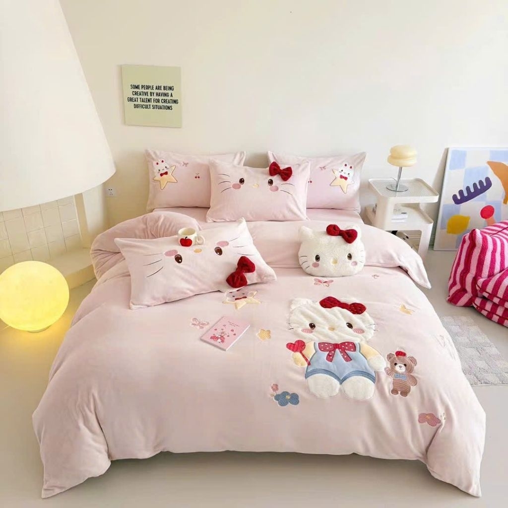 Bộ Chăn Ga Nhung Sữa 3D Kitty Thỏ Dâu Tây – Set Chăn Ga Kitty Dễ Thương