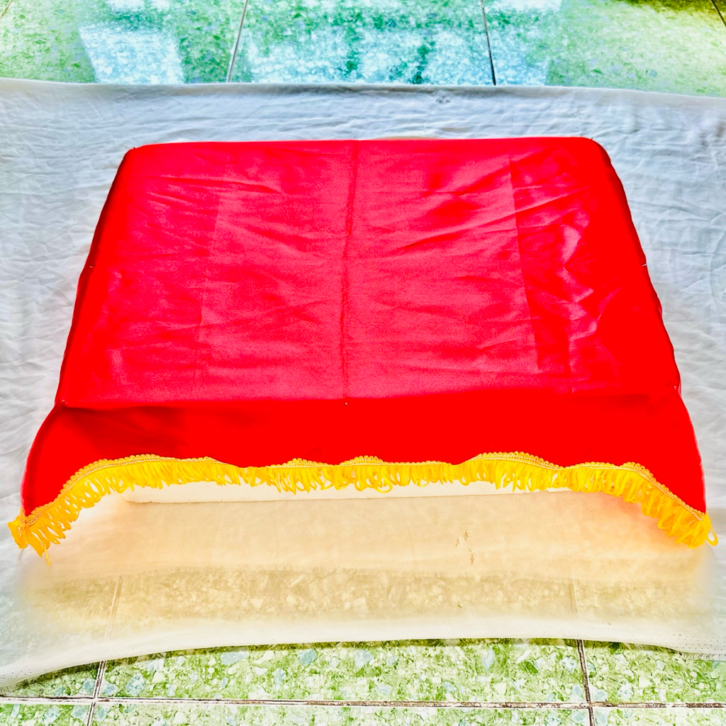 KHĂN PHỦ KHAY (Khăn trải mâm, vải lụa bóng đỏ, tua rua vàng)