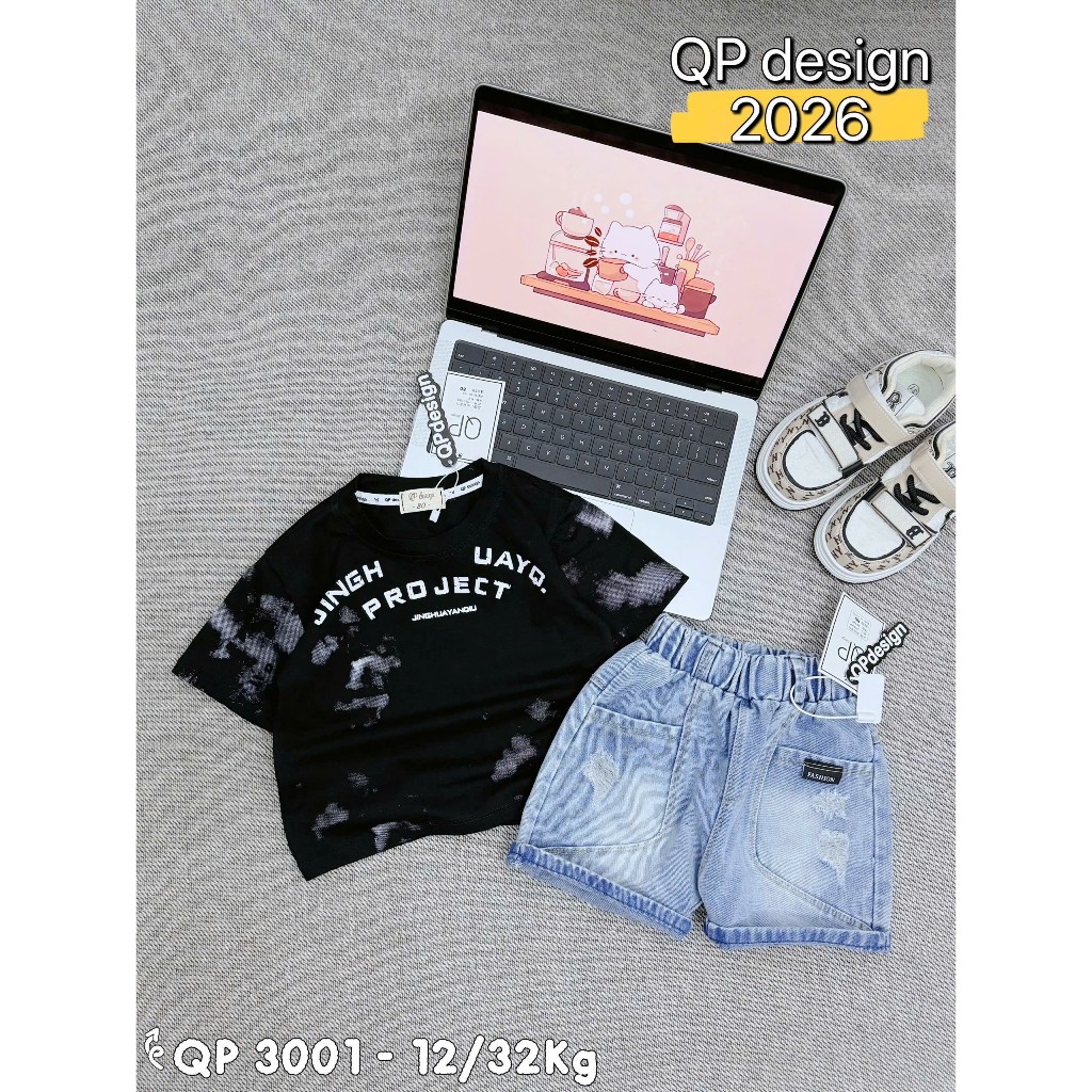 Set Bé Cá Tính QP Design 2026 – Áo Thun Loang Chữ JINGH PROJECT + Quần Jean Short Rách Nhẹ