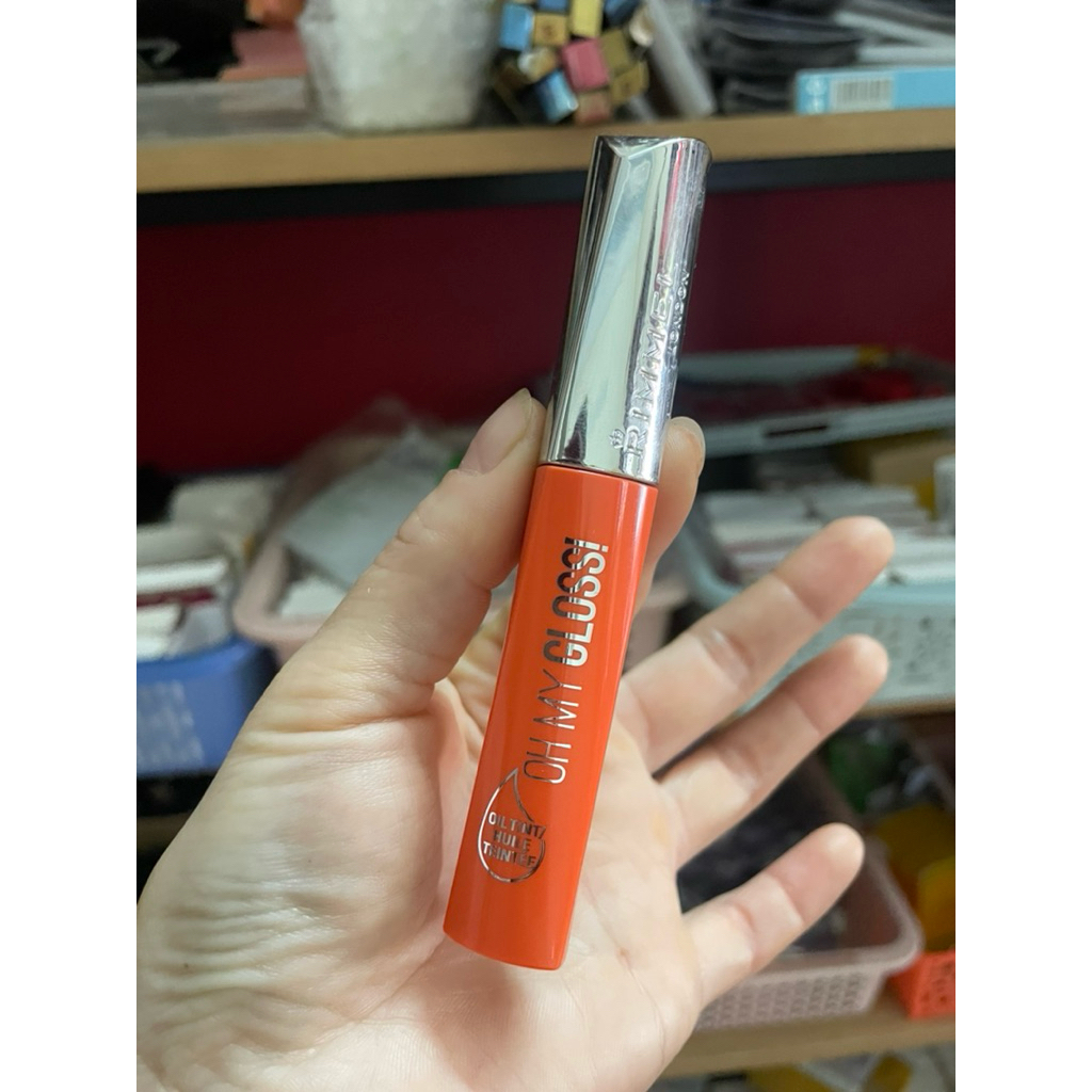 Son bóng dưỡng môi Rimmel London màu cam trong
