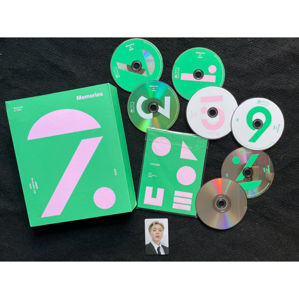 Bts album Memories 2020 đã khui seal gồm photobook và 7 DVD kèm Photocard jimin như hình.