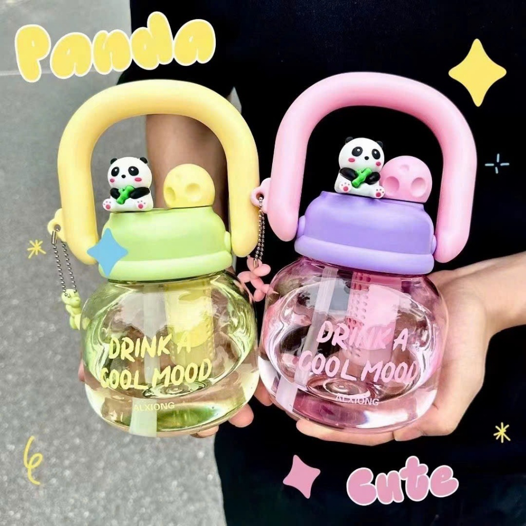 Bình Nước 800ml Hình Gấu Panda Dễ Thương – Có Ống Hút & Quai Cầm Tiện Lợi hd