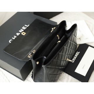TÚI FLAP LOGO NỔI DA BÊ SZ34