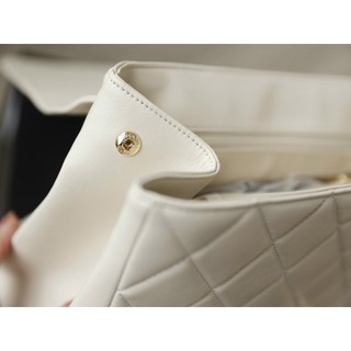 TÚI FLAP LOGO NỔI DA BÊ SZ34