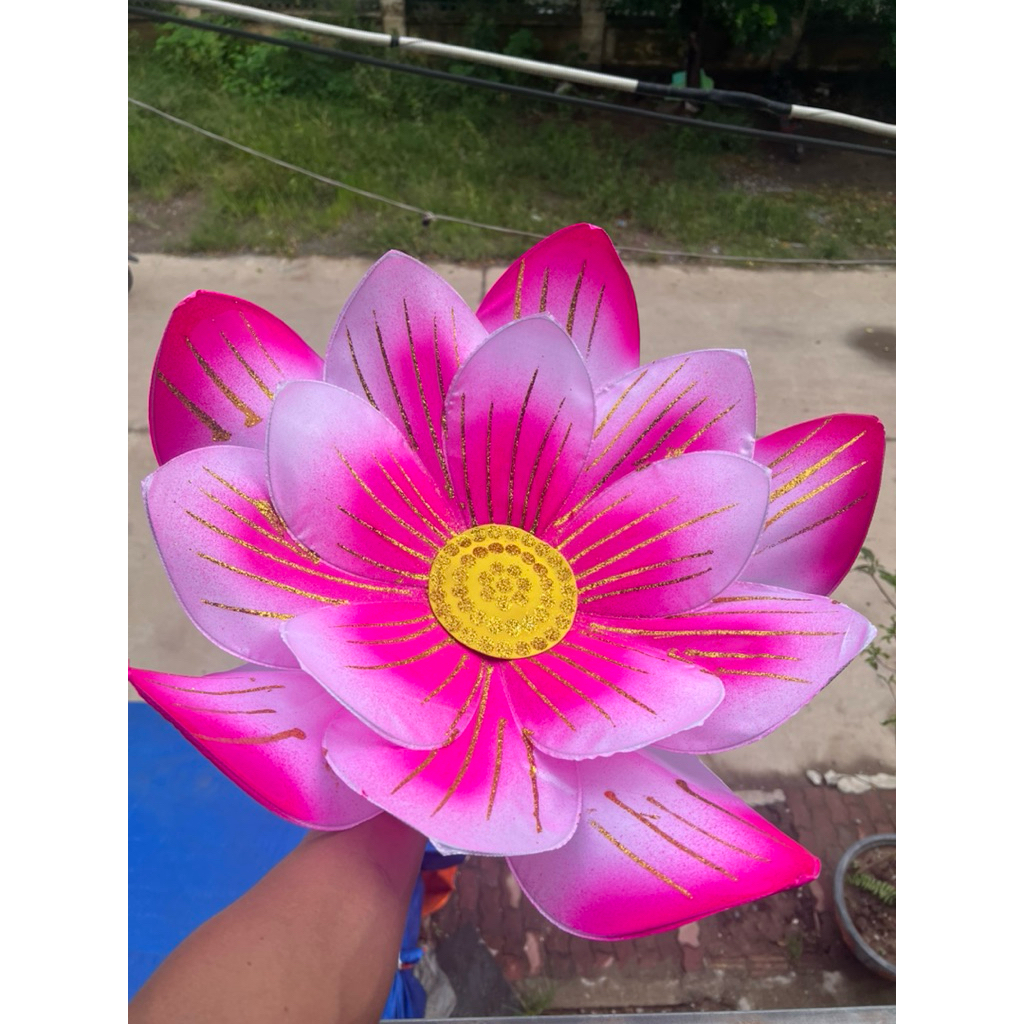 Hoa sen múa văn nghệ màu hồng 15 cánh 3 lớp màu hồng đủ cõ 45cm 50cm 60cm. Cánh làm bằng vải lụa. đế