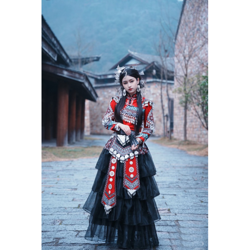 Trang phục miêu cương đen đỏ