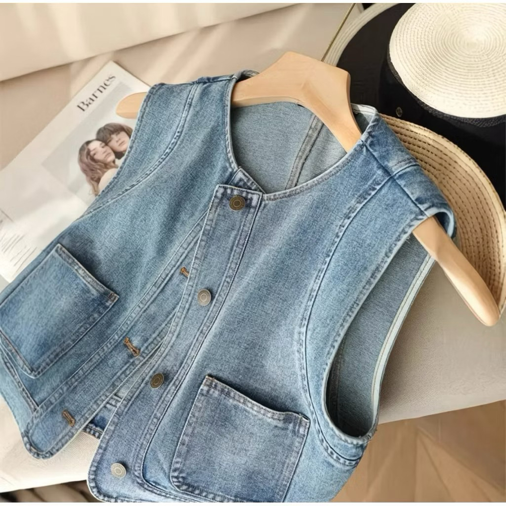 Áo gile denim nữ ,áo gile bò nữ màu xanh sáng cổ tròn cúc nâu ,kiểu cổ điển retro hàn quốc