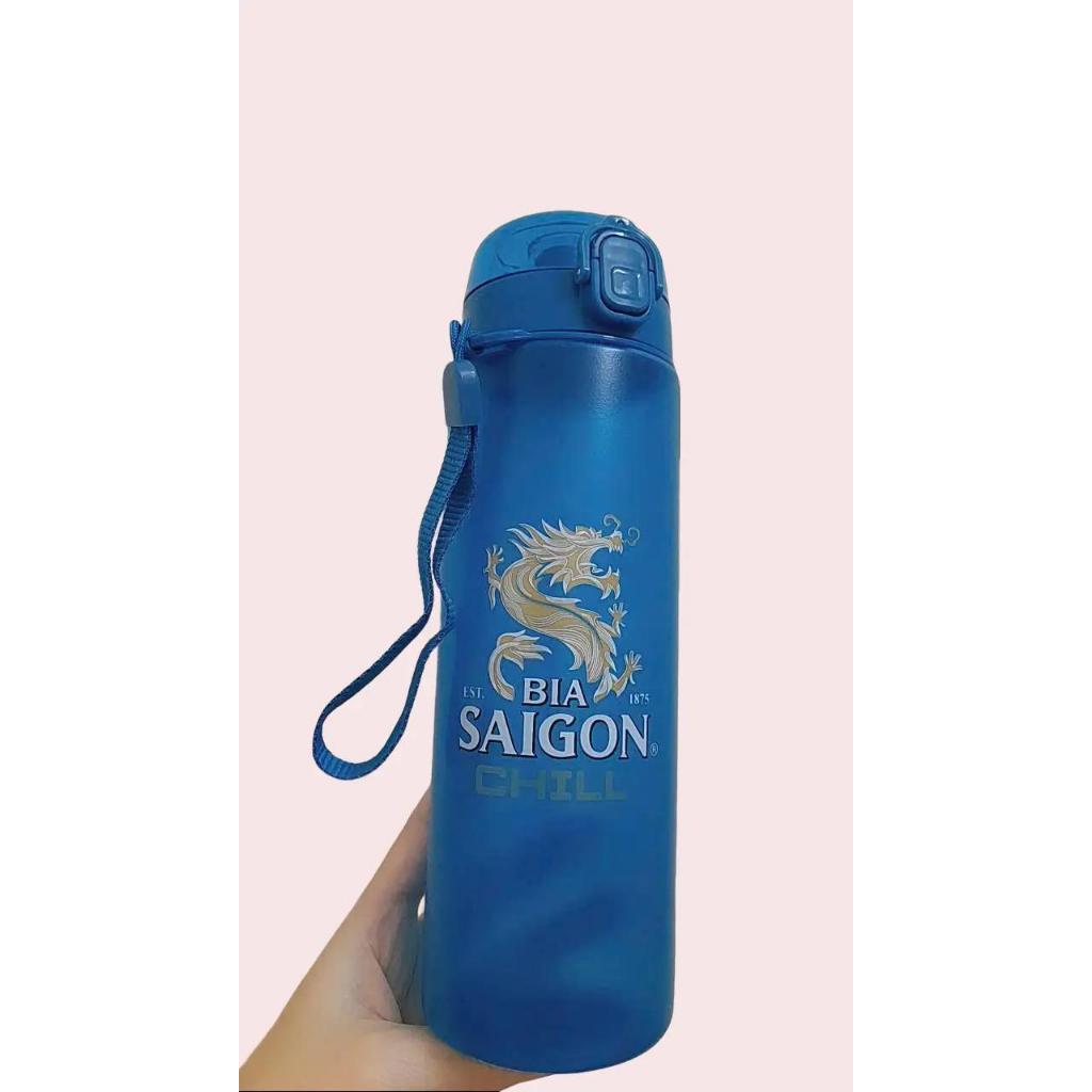 Bình Nước Bia Sài Gòn Chill – Bình Nhựa 650ml/700ml Có Quai Đeo – Nắp Bấm Một Chạm