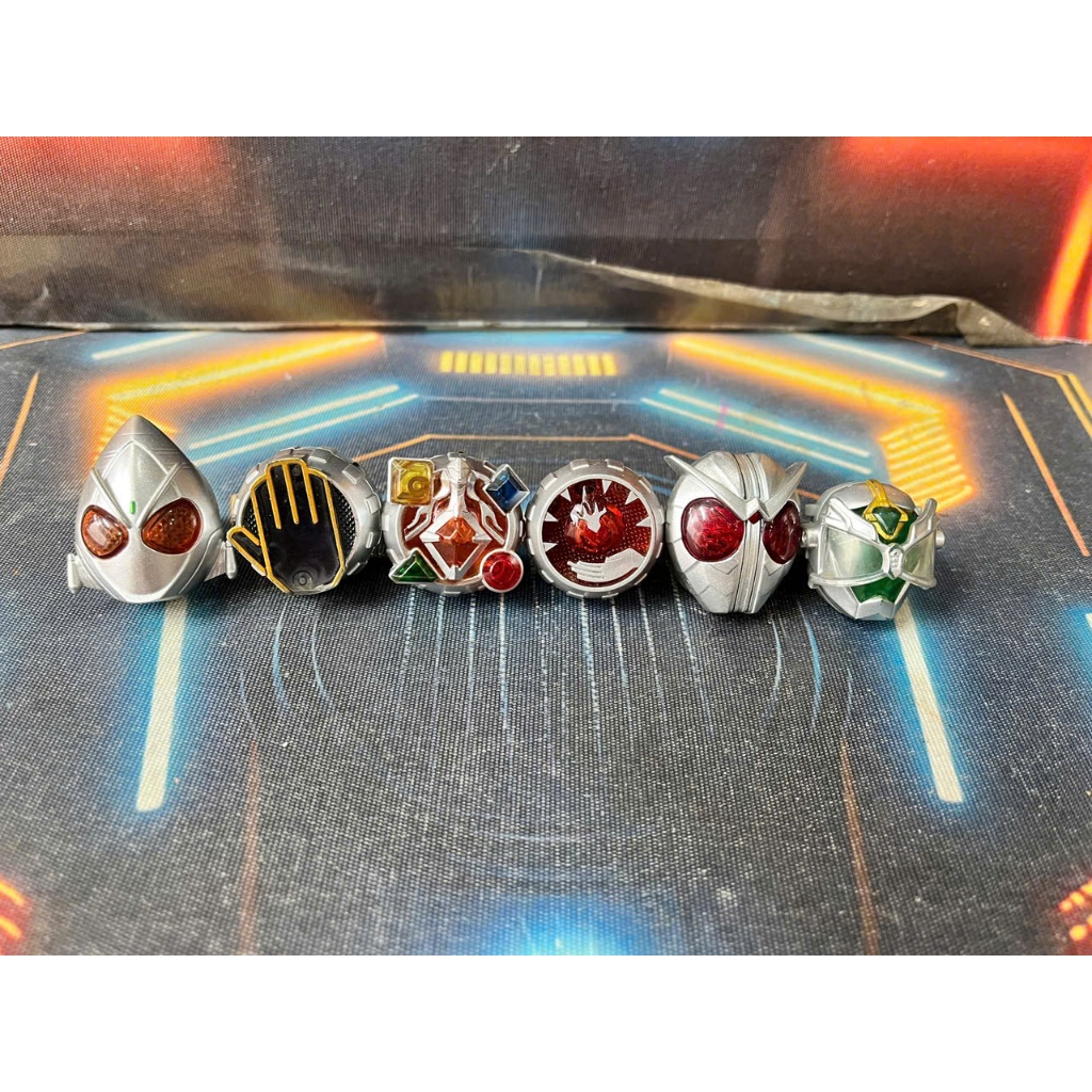 Không Chơi Được Với Driver - Mô Hình Nhẫn Wizard Mini Có Đèn Làm Móc Khóa Chính Hãng Bandai